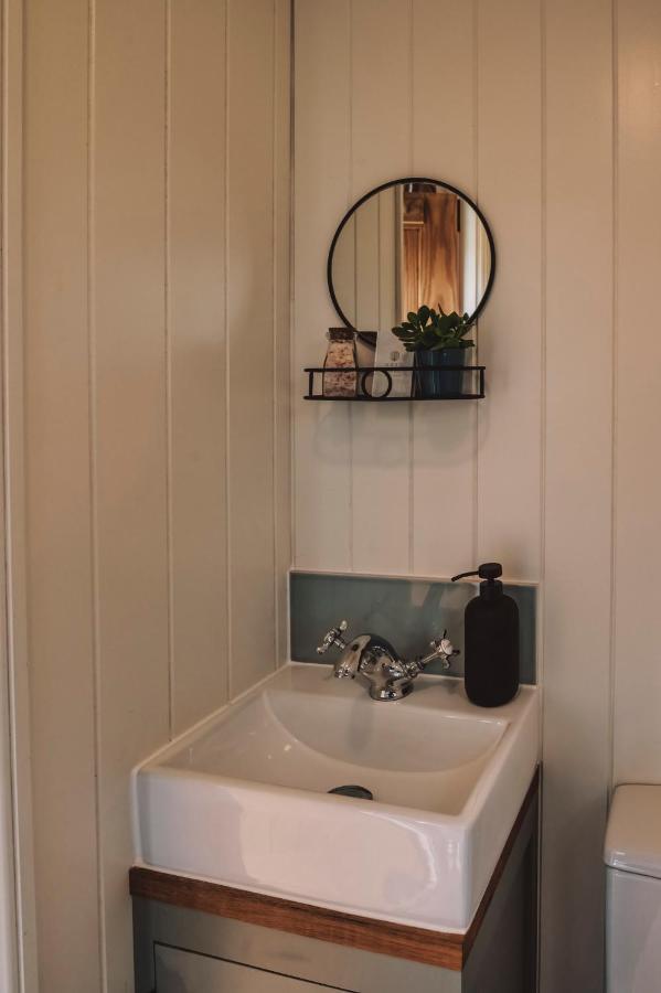 Luxury Shepherd'S Hut On Flower Farm With Outdoor Bath In Mid Cornwall Truro Eksteriør billede